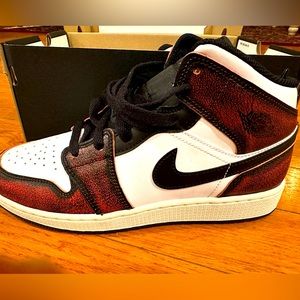 Air Jordan 1. Mid SE(GS)